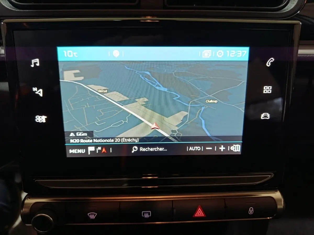 Écran tactile central du tableau de bord de la Citroën C3 2024 affichant la navigation GPS.