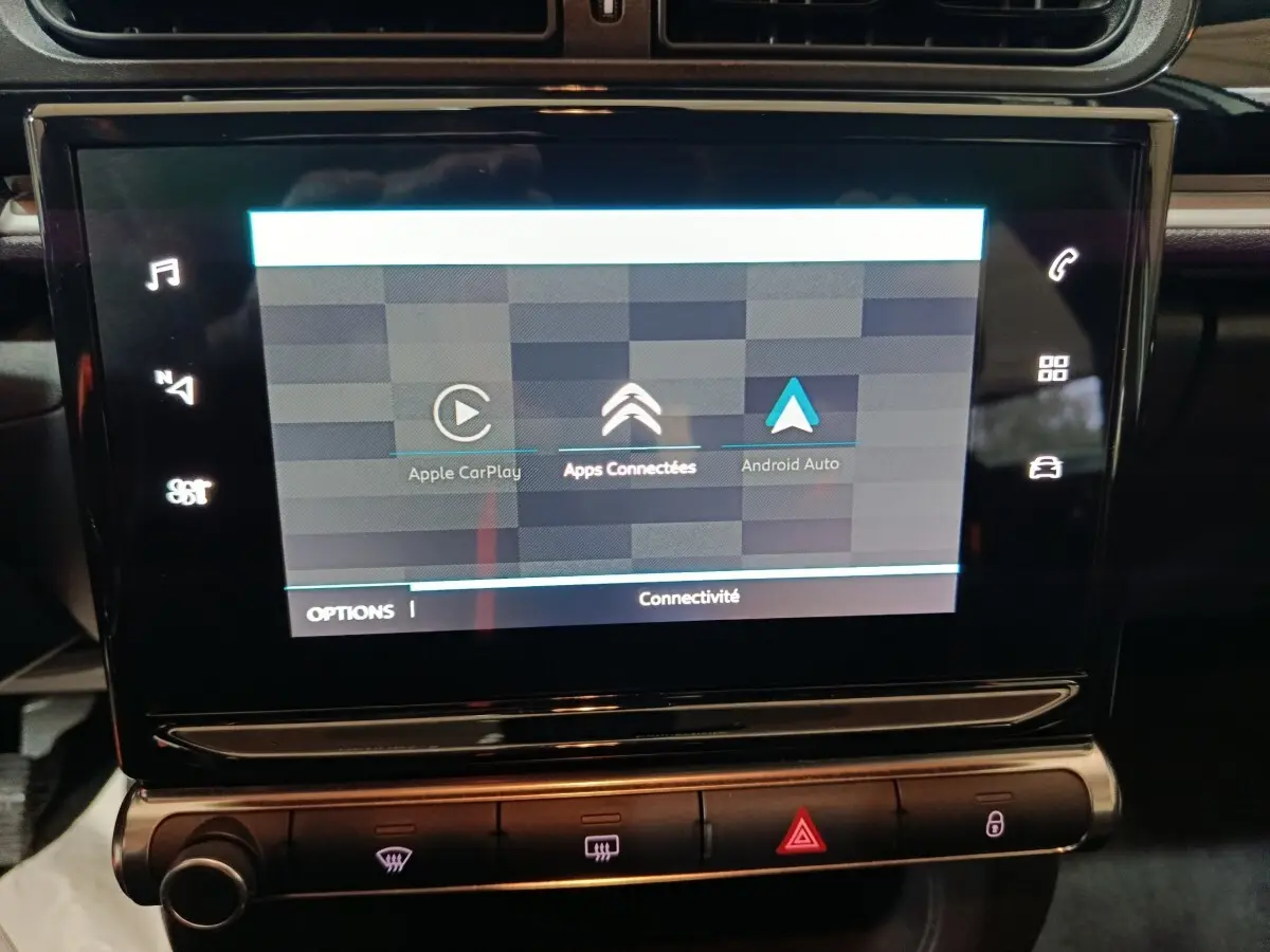 Écran tactile central de la Citroën C3 2024 affichant les options Apple CarPlay et Android Auto.