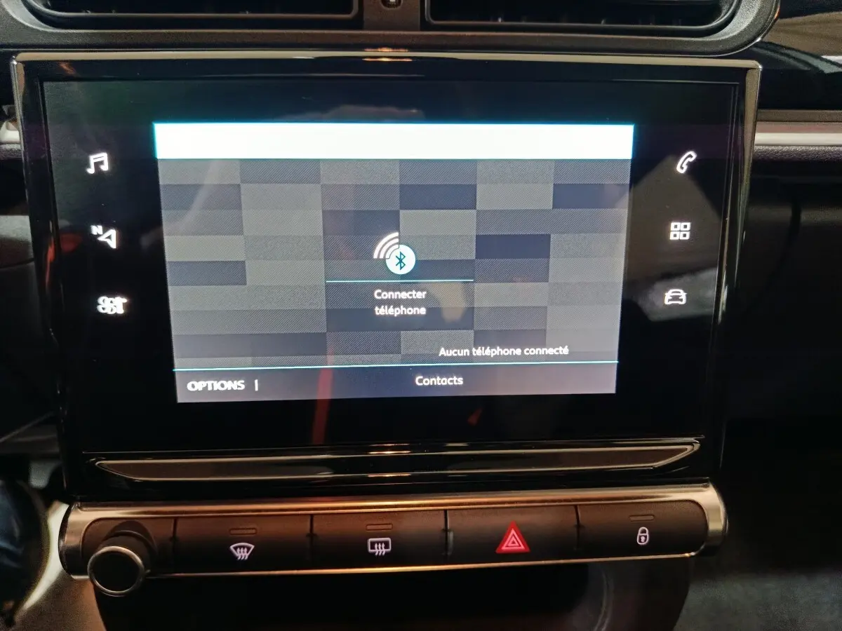 Écran tactile central allumé dans l’habitacle du Citroën C3 gris clair, affichant la connexion Bluetooth.