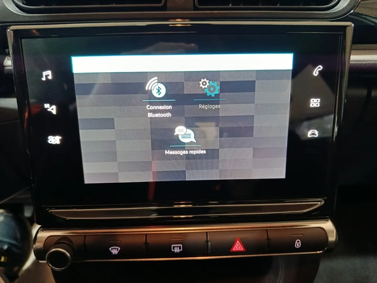 Écran tactile central de la Citroën C3 2024 affichant les options Bluetooth, réglages et messages rapides.