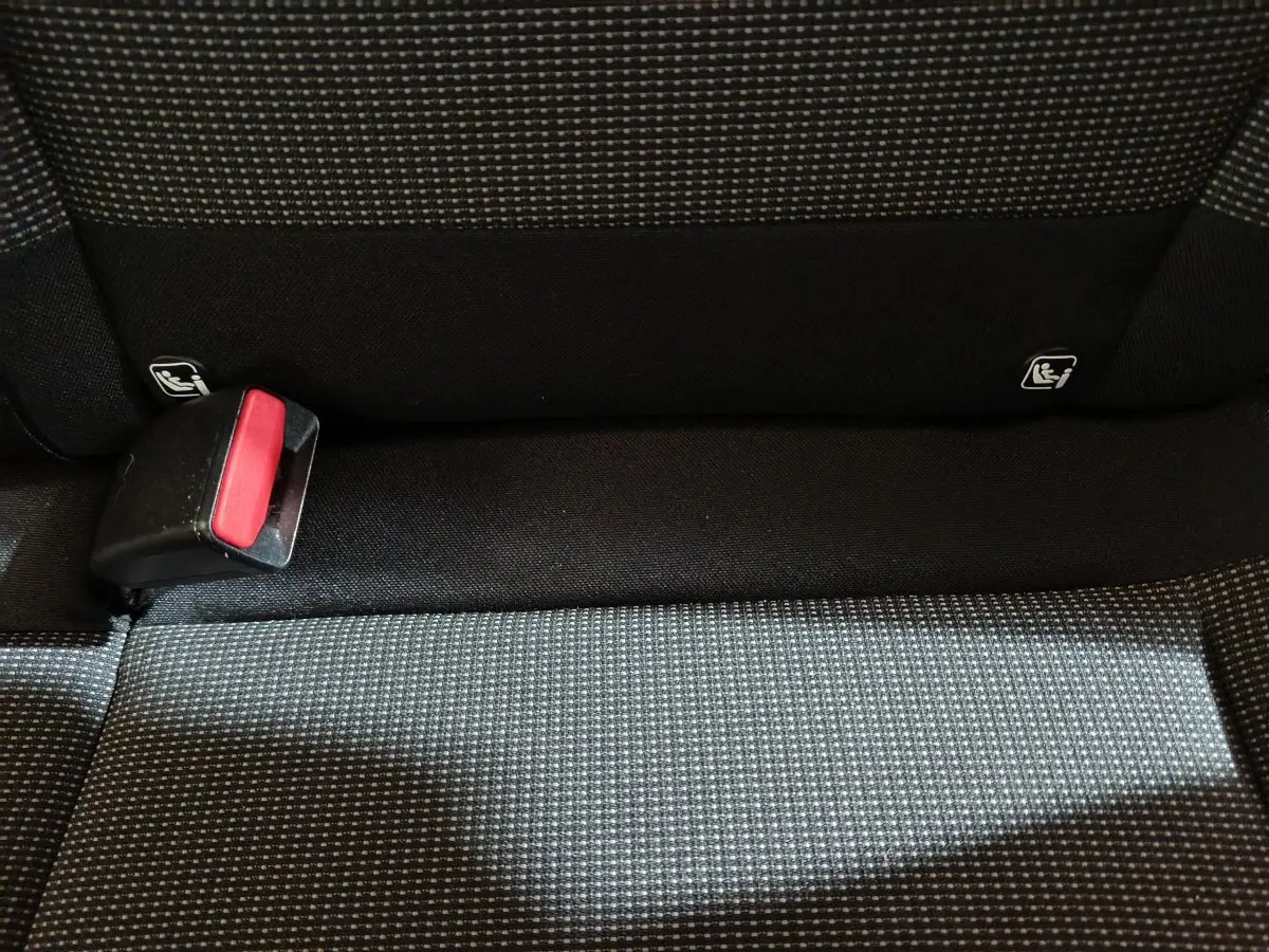 Détail de la banquette arrière gris foncé de la Citroën C3 avec ceinture de sécurité et fixation Isofix visibles.
