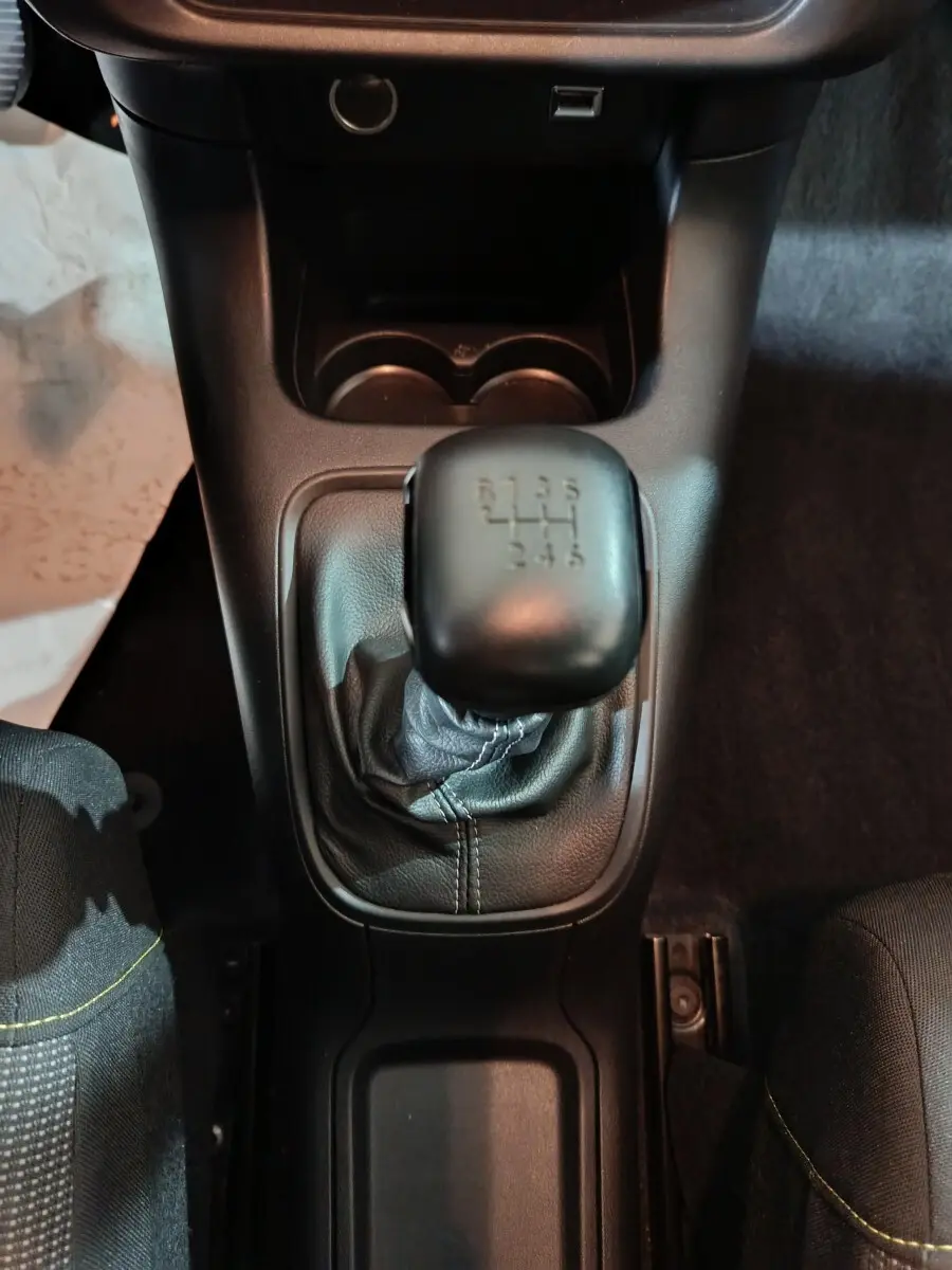 Vue rapprochée de la commande de boîte manuelle noire au centre de l’habitacle d’une Citroën C3 2024.
