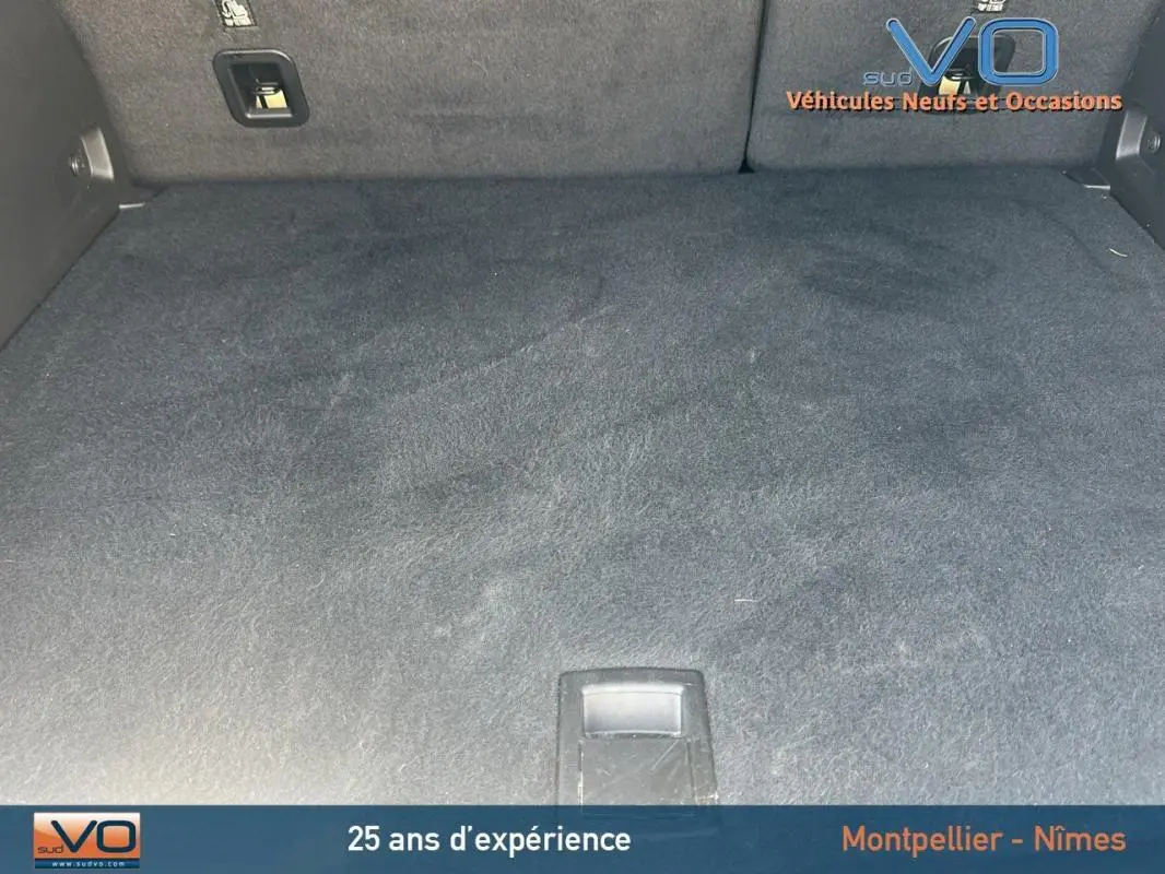 Vue du coffre vide du Jeep Compass blanc 2024, mettant en valeur son espace de chargement et sa moquette noire.