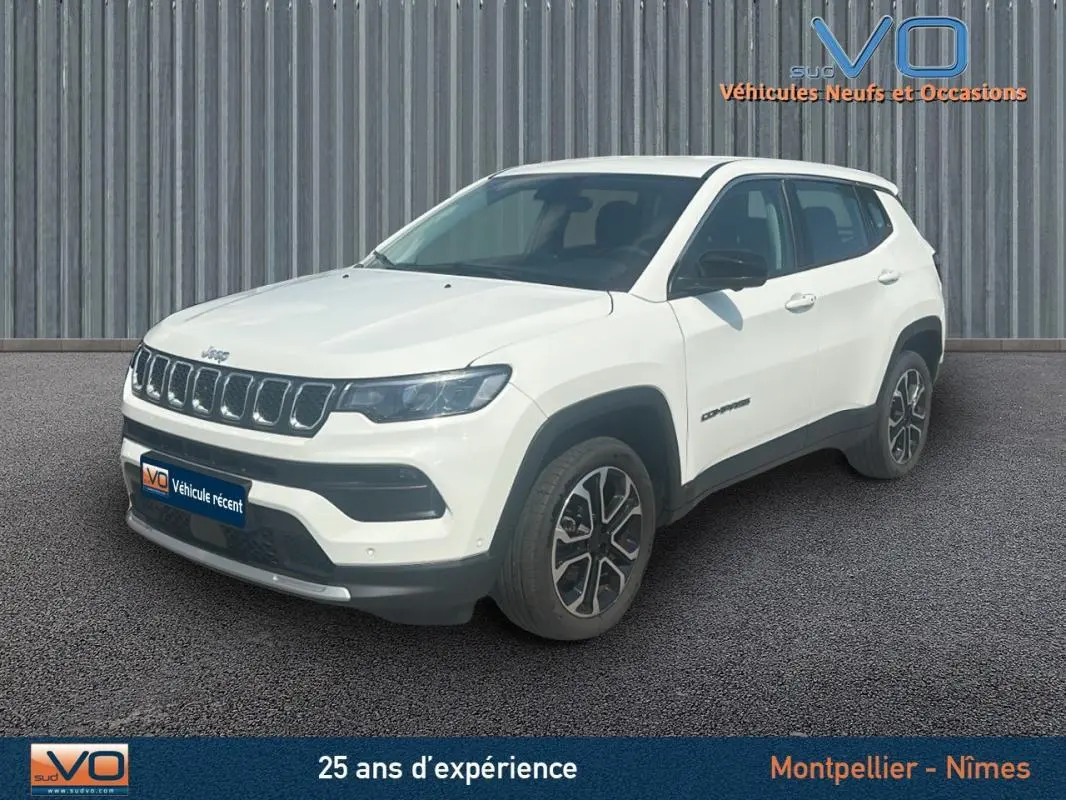 Jeep Compass blanc en vue 3/4 avant droit, jantes 17 pouces et détails noirs contrastants sur carrosserie 2024.
