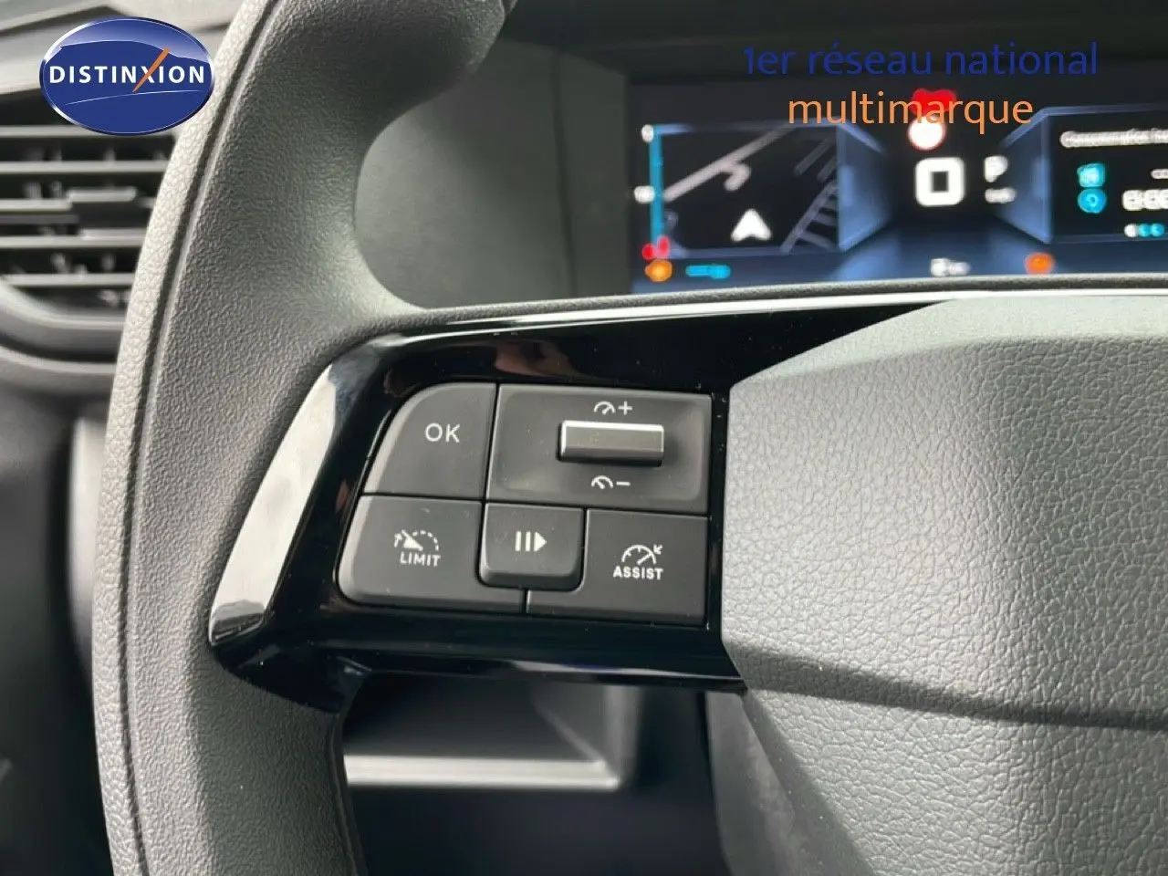 Gros plan sur les commandes multifonctions côté gauche du volant du Citroën Jumpy gris Artense 2025.