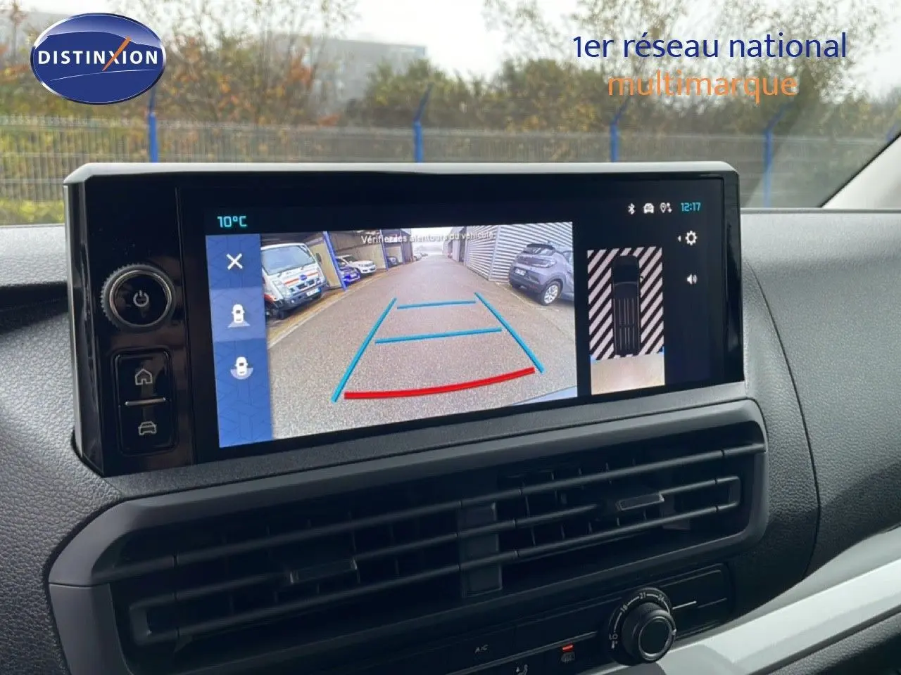 Écran central montrant la caméra de recul du Citroën Jumpy gris Artense, tableau de bord noir moderne.