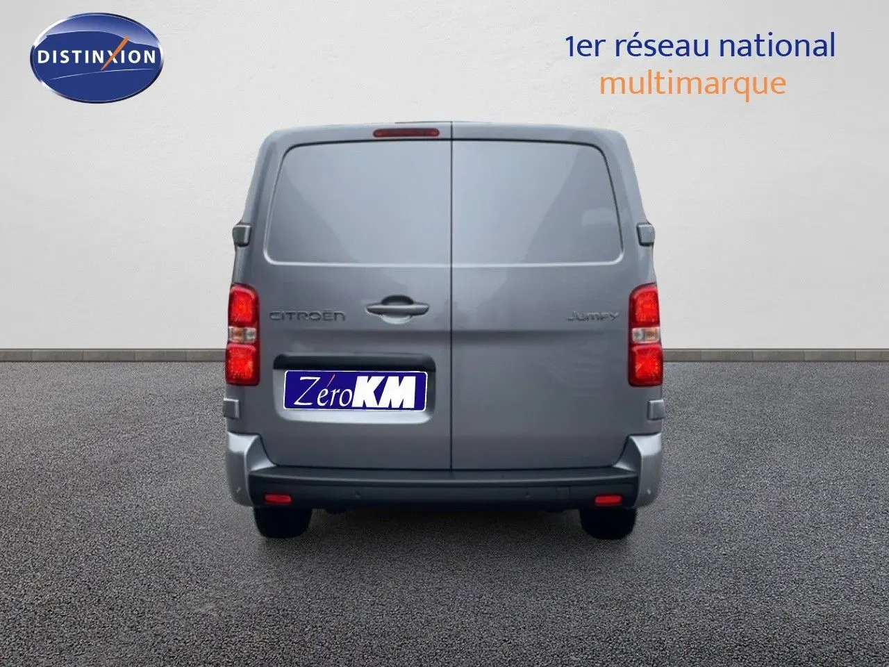 Vue arrière du Citroën Jumpy gris Artense métal avec portes battantes fermées et feux rouges visibles.