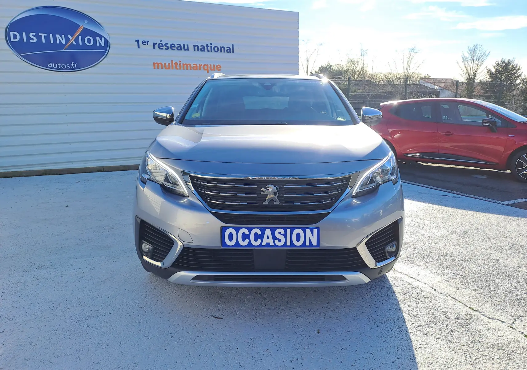 Vue de face d'un Peugeot 5008 gris 2019 avec plaque "OCCASION" sur un parking extérieur.