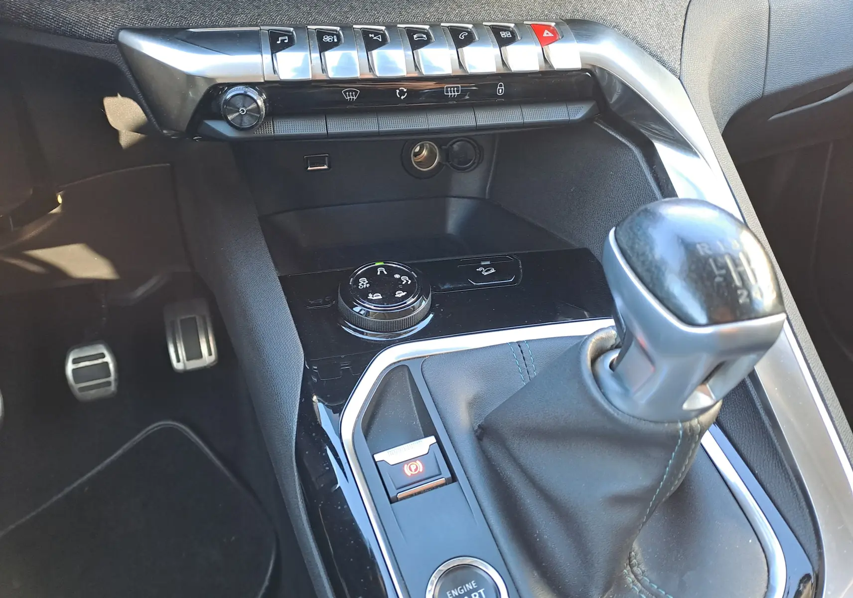 Vue rapprochée de la console centrale intérieure du Peugeot 5008 gris 2019, avec levier de vitesse manuel et commandes.