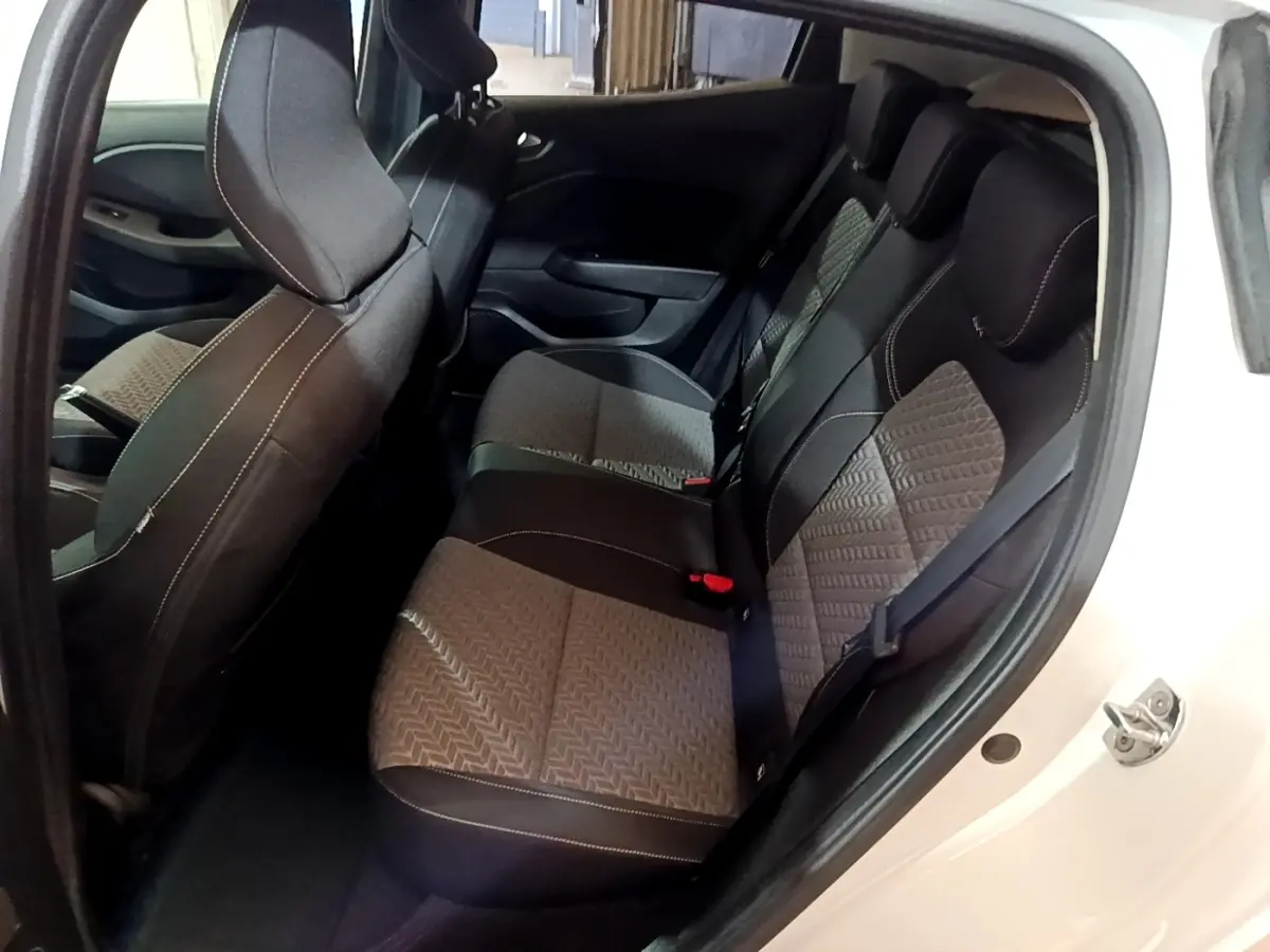 Vue intérieure côté droit sur la banquette arrière noire et grise de la Renault Clio Business blanche de 2023.