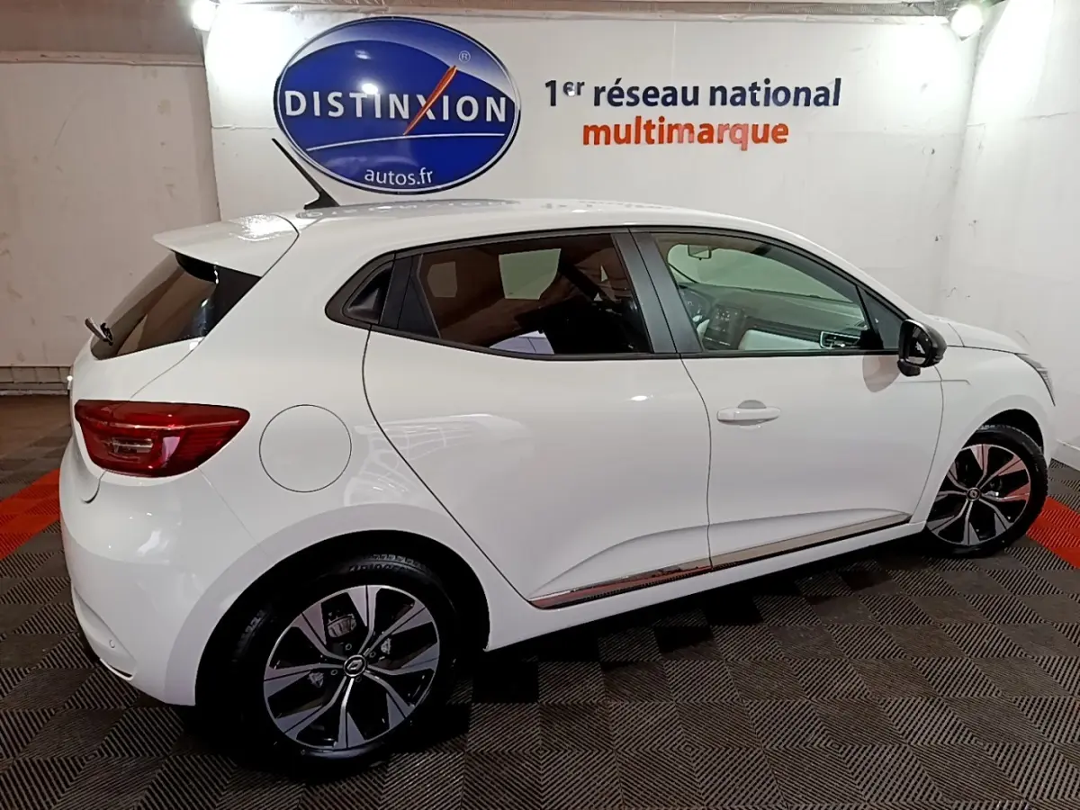 Renault Clio Business TCe 100 GPL 2023 vue de profil droit, blanche, avec jantes alliage et rétroviseurs noirs.