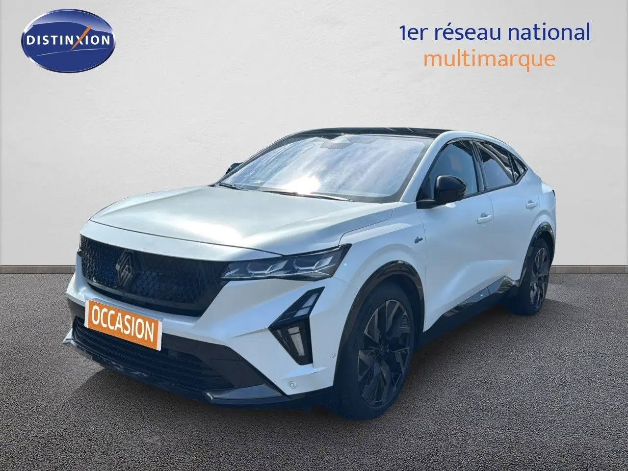 Renault Rafale 2024 blanc satin avec toit noir, vue 3/4 avant mettant en valeur ses lignes dynamiques et jantes noires.
