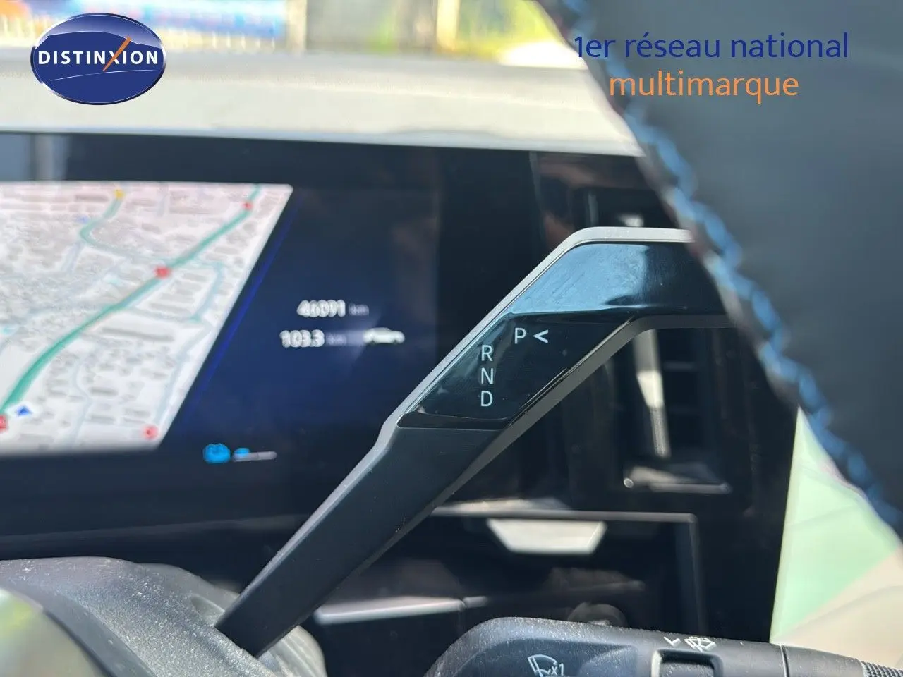 Le levier de vitesses automatique de la Renault Rafale 2024 en gros plan avec écran de navigation en arrière-plan.