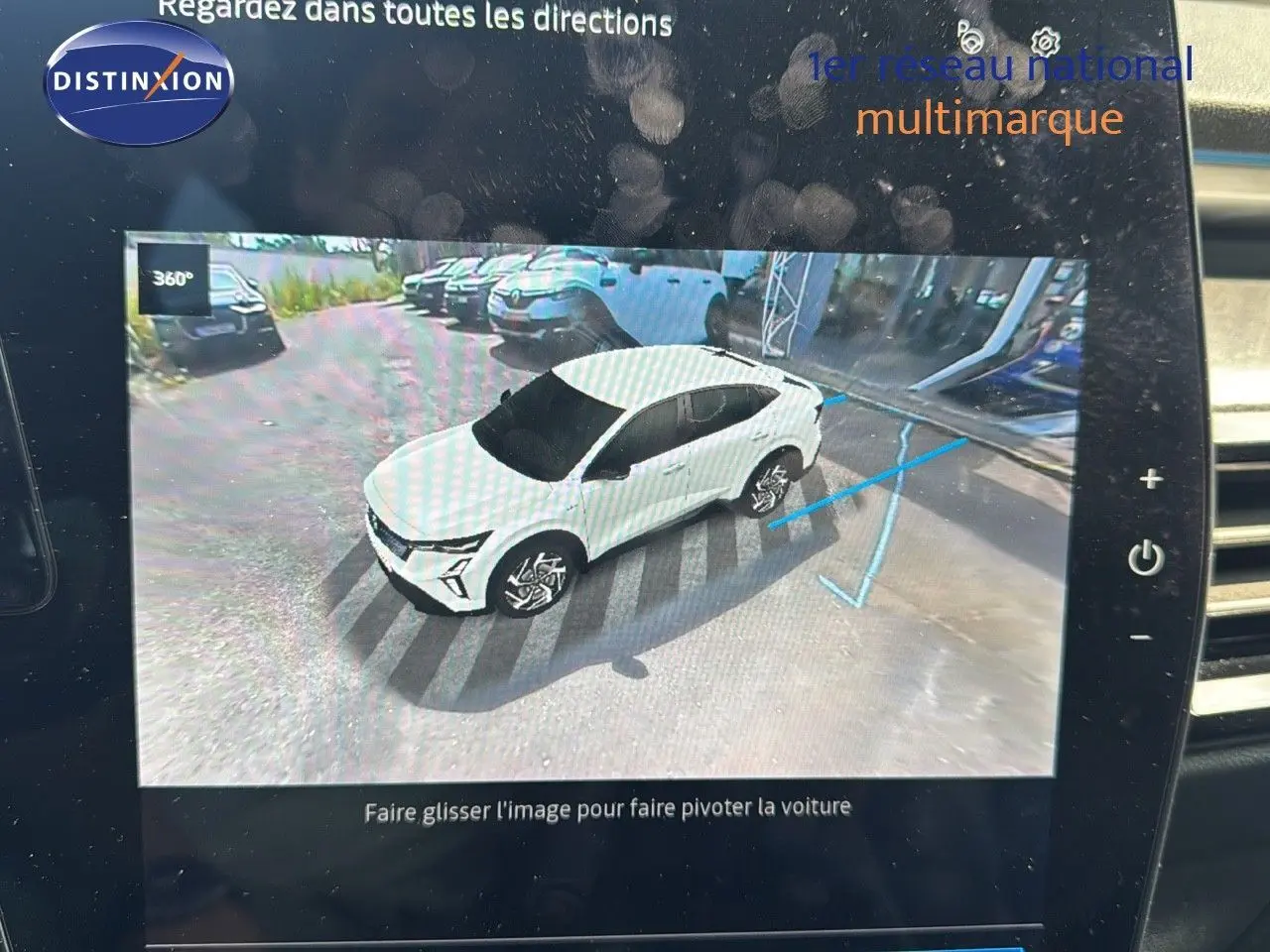 Vue 3/4 avant droite de la Renault Rafale blanche satin avec toit noir affichée sur écran 360° intérieur.