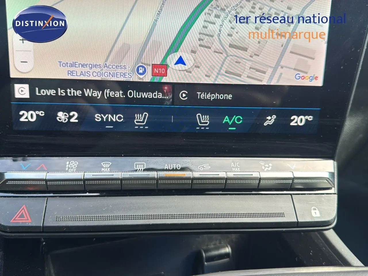 Vue rapprochée de la console centrale du Renault Rafale 2024, écran tactile avec navigation et commandes climatisation.
