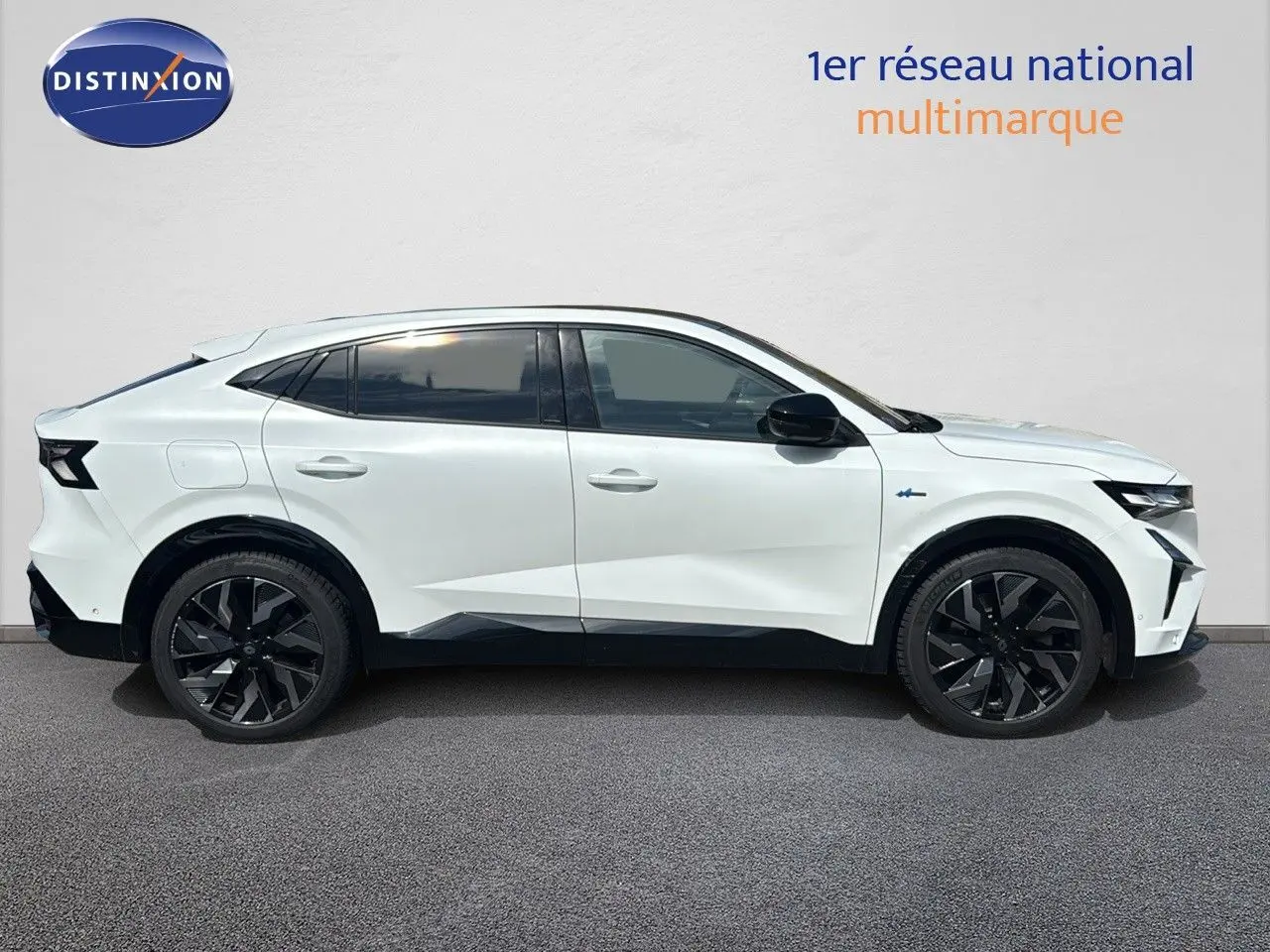 Profil côté gauche du Renault Rafale blanc satin avec toit noir, roues noires et lignes dynamiques 2024.