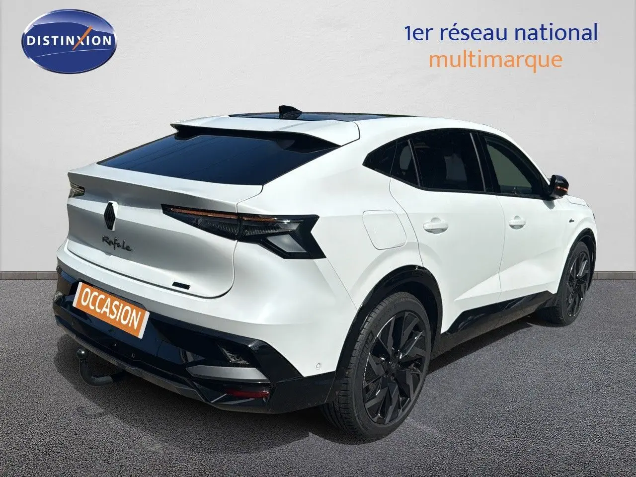 Vue 3/4 arrière droite d'une Renault Rafale 2024 blanc satin avec toit noir et jantes noires distinctives.