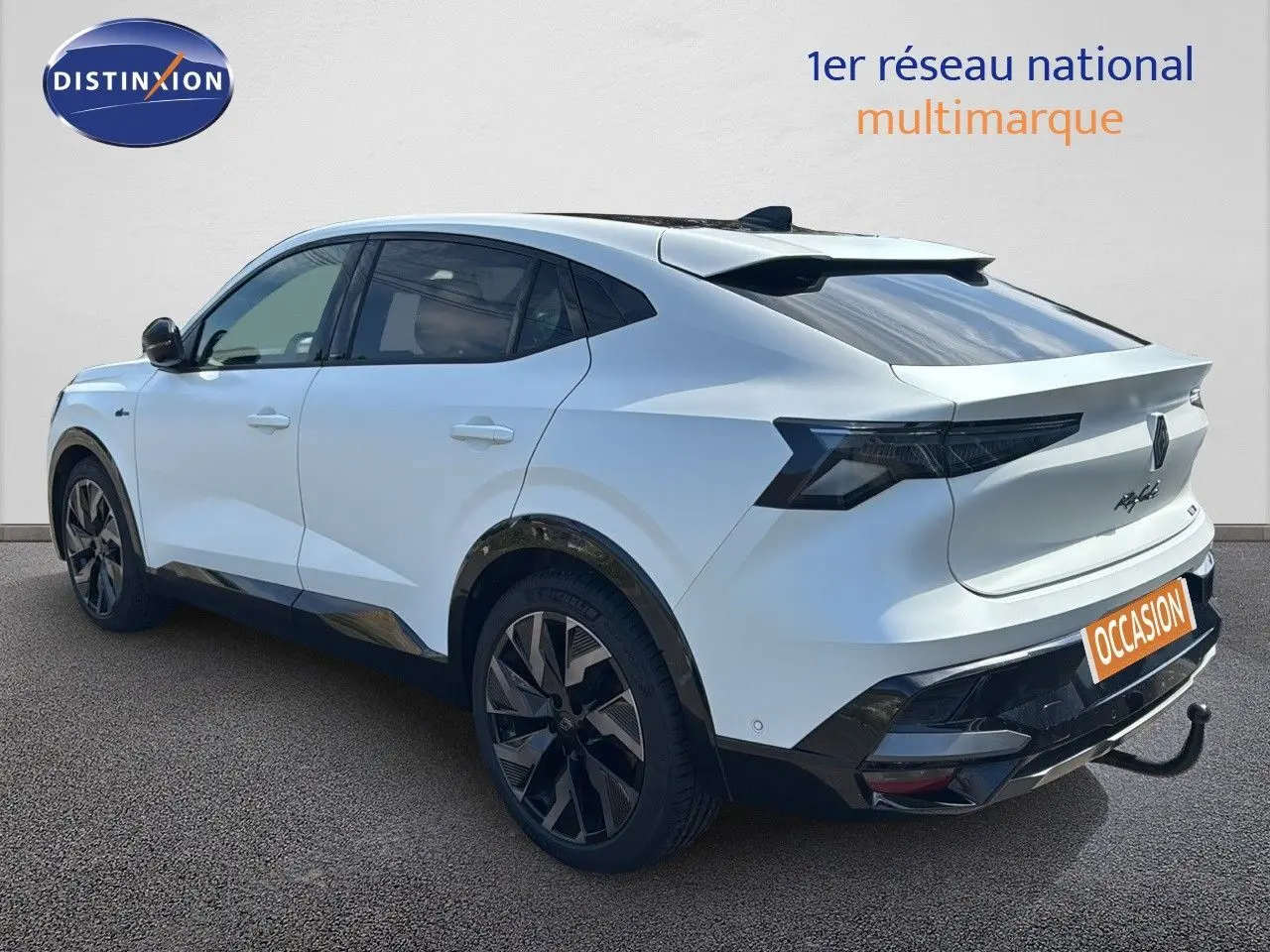 Vue 3/4 arrière gauche d'une Renault Rafale blanche satin avec toit noir et jantes noires en finition Esprit Alpine.
