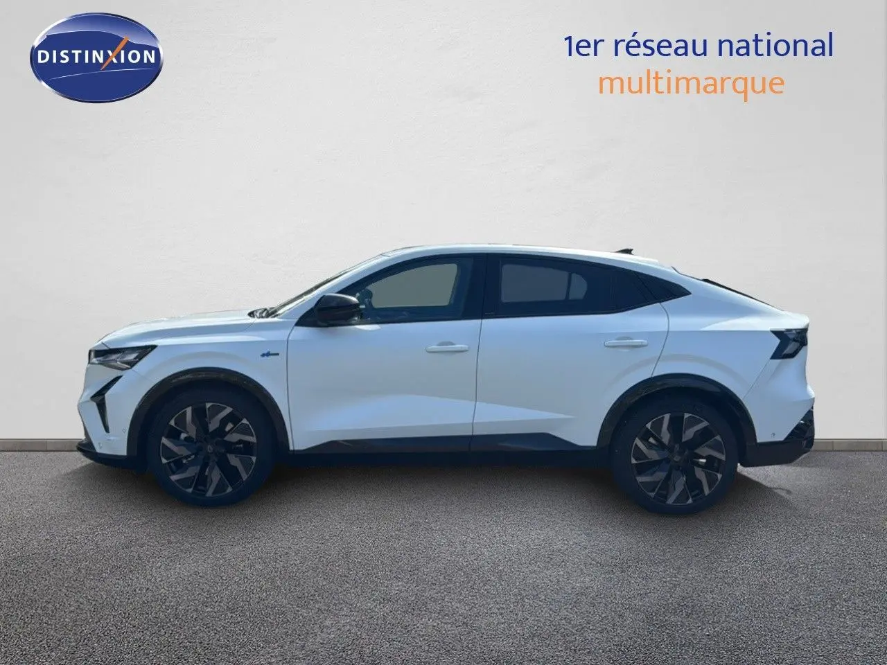 Profil droit du Renault Rafale 2024 blanc satin avec toit noir, jantes noires et lignes dynamiques distinctives.