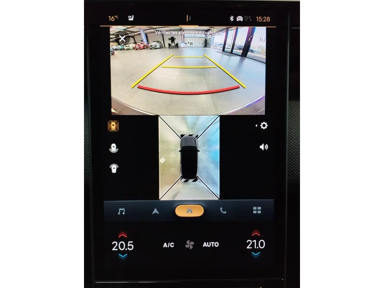 Écran tactile affichant la caméra de recul et vue 360° du Citroën C5 Aircross gris, intérieur moderne.