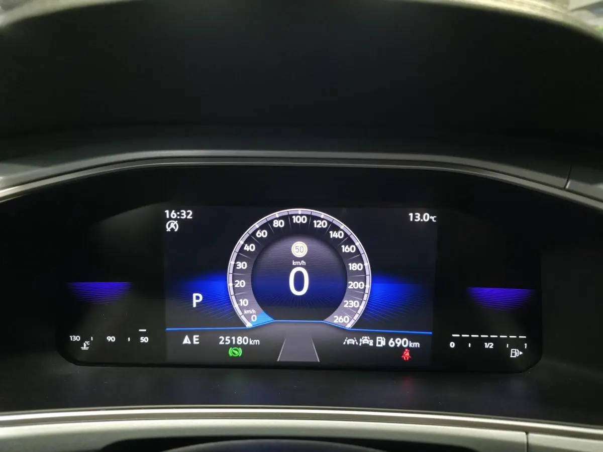 Tableau de bord numérique du Volkswagen T-Roc 2025 avec affichage digital de la vitesse et informations de conduite.