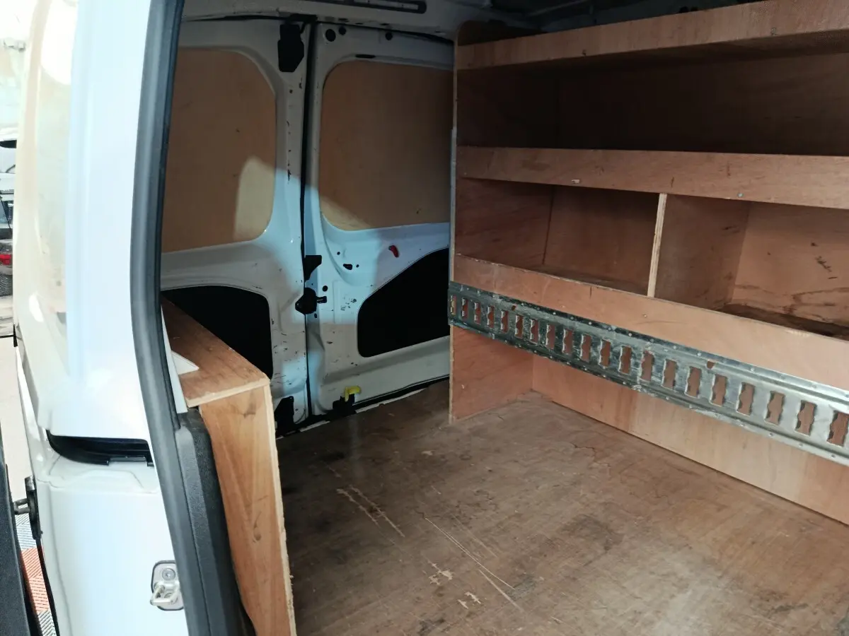 Vue intérieure arrière droite du Citroën Berlingo blanc 2020 avec aménagements en bois pour rangement.