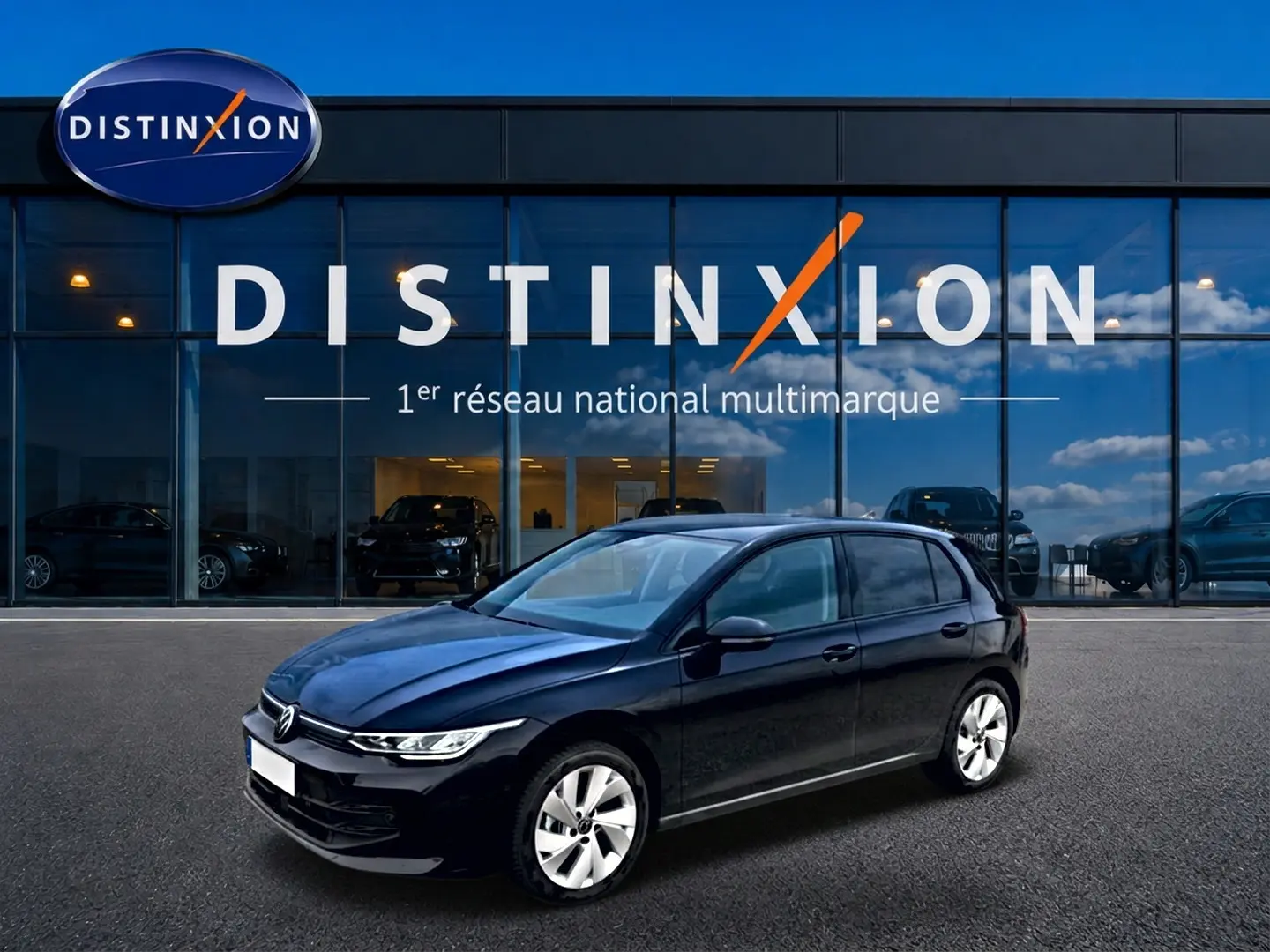 Volkswagen Golf 1.5 ETSI evo2 noir vue 3/4 avant droit devant showroom Distinxion.