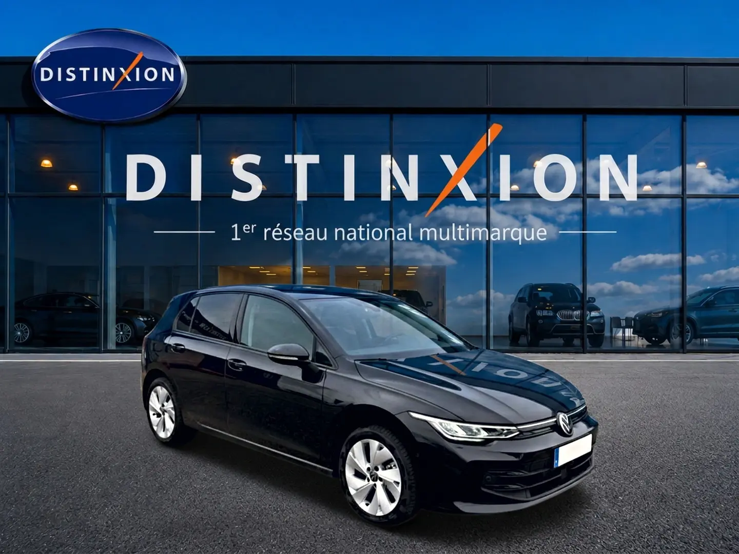 Volkswagen Golf 1.5 etsi evo2 116 life noir vue 3/4 avant avec jantes alu 17 pouces devant showroom Distinxion.