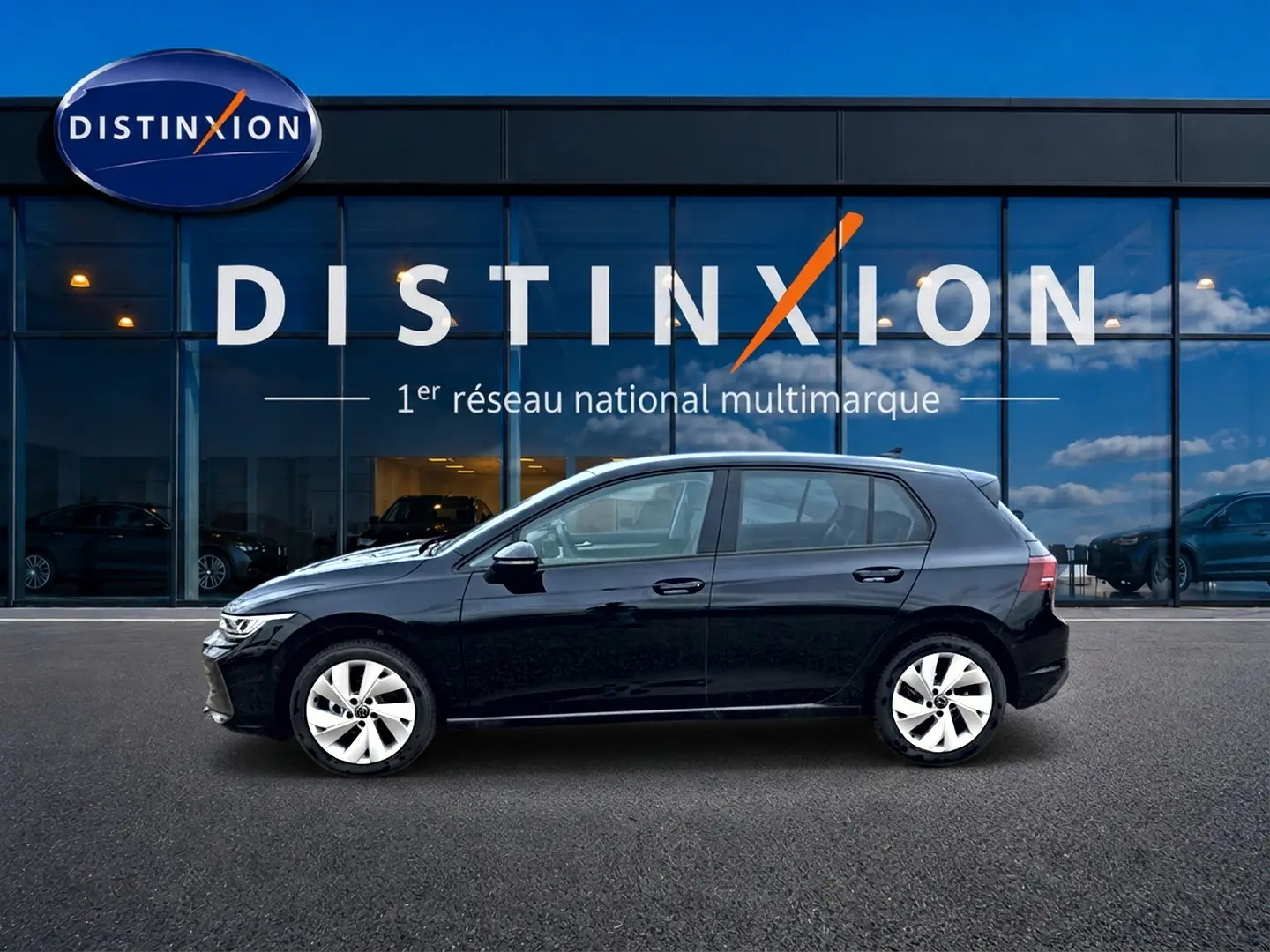 Volkswagen Golf 1.5 ETSI Evo2 noir vue de profil côté gauche devant une vitrine avec logo Distinxion.