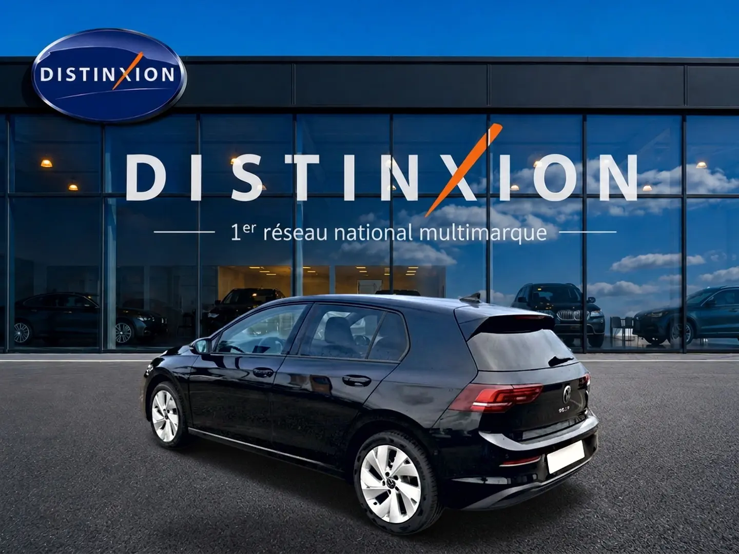 Volkswagen Golf 1.5 etsi evo2 noir vue 3/4 arrière droit devant vitrine Distinxion.