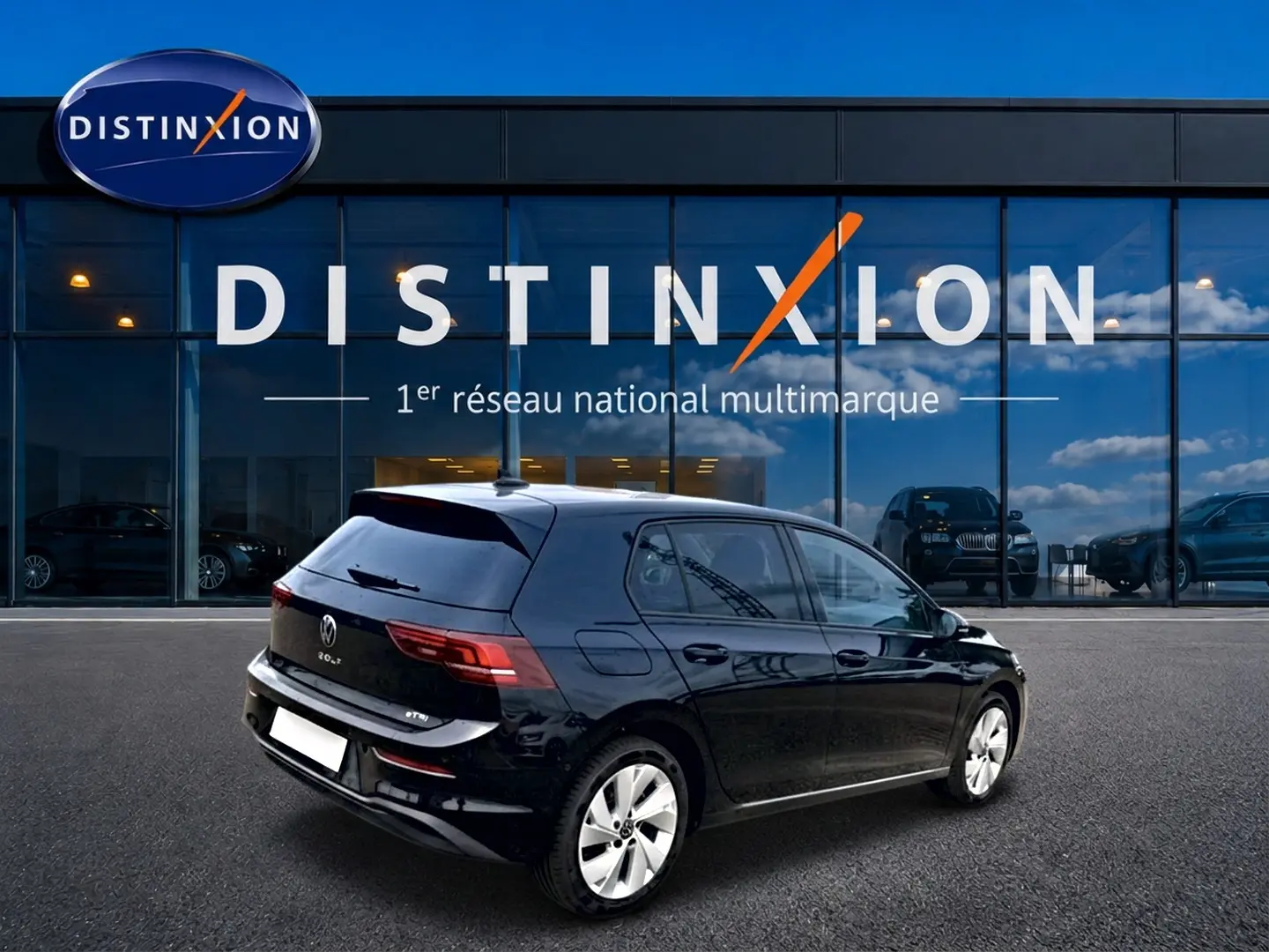 Volkswagen Golf 1.5 etsi evo2 noir vue 3/4 arrière droit devant showroom Distinxion.