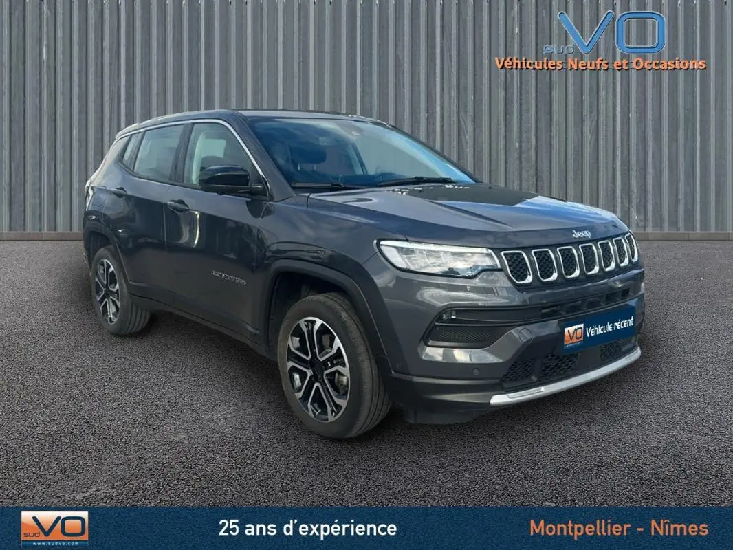 Jeep Compass gris 3/4 avant droit avec jantes alliage 18 pouces, calandre à sept fentes et phares LED allumés