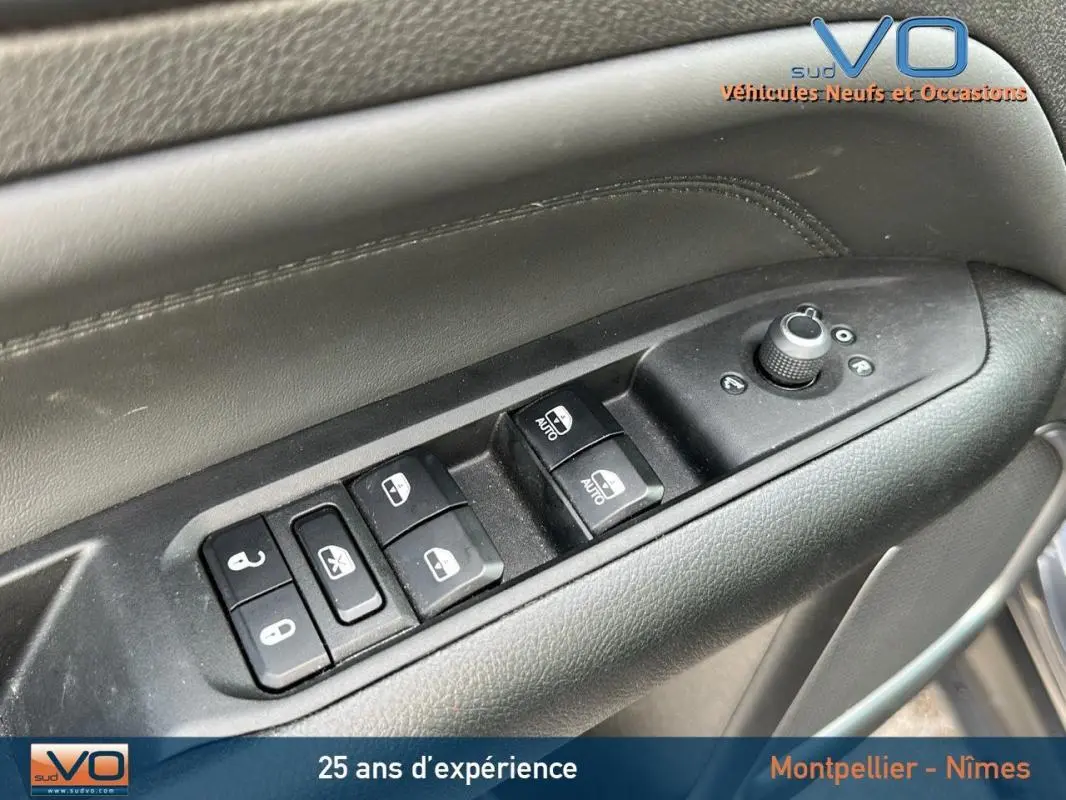 Gros plan sur les commandes des vitres et rétroviseurs côté conducteur du Jeep Compass gris 2024 e-Hybrid Altitude.