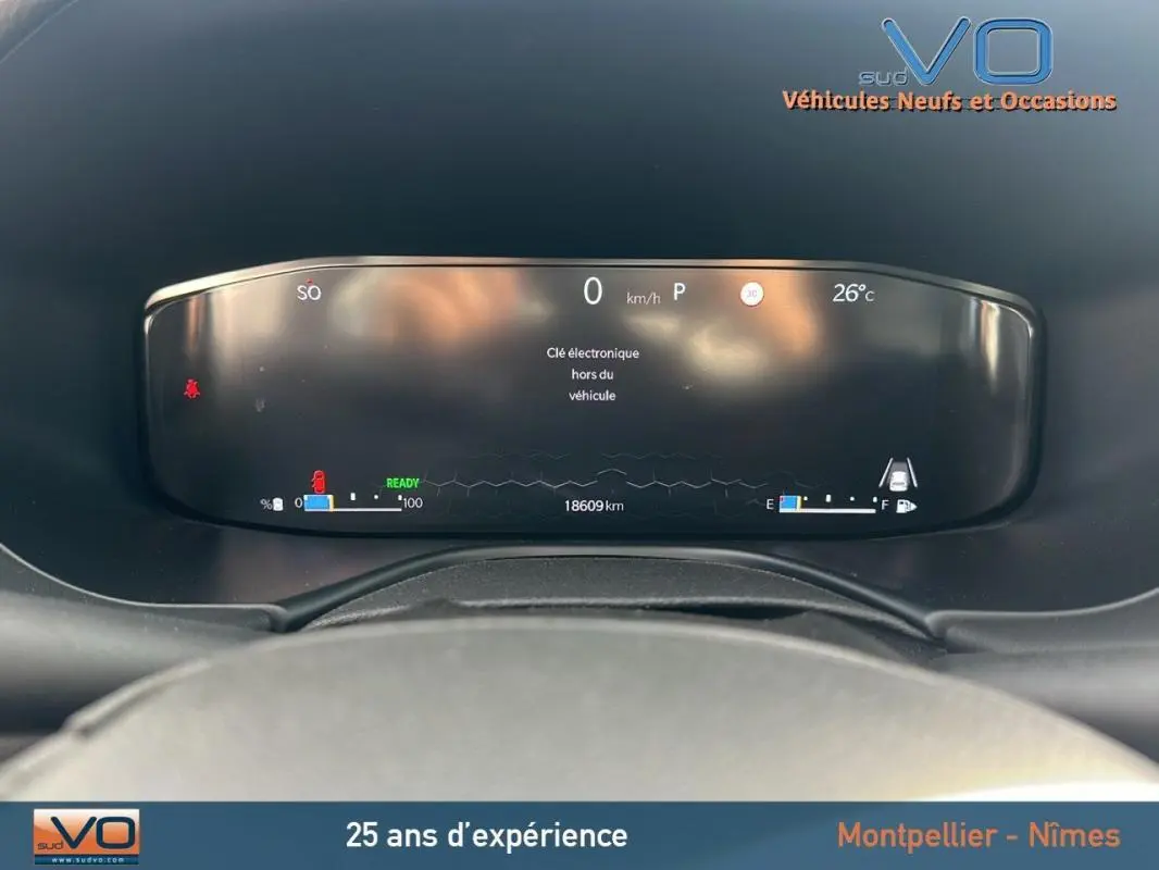 Tableau de bord numérique du Jeep Compass 2024 affichant vitesse, température et autonomie, vu de face depuis le poste de conduite.