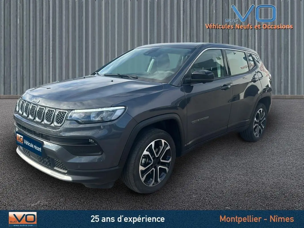 Vue 3/4 avant d'un Jeep Compass gris 2024 avec jantes alliage 18 pouces et calandre distinctive à sept fentes.