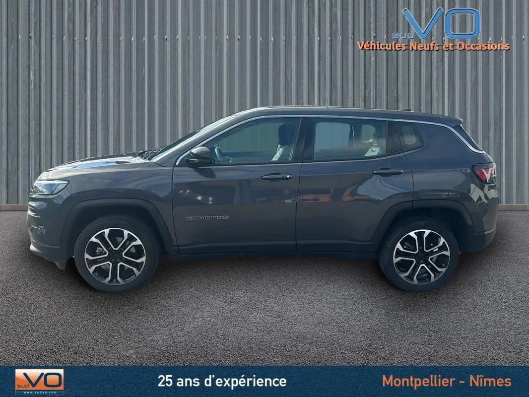 Profil latéral droit d'un Jeep Compass gris 2024 avec jantes alliage 18 pouces et finition e-Hybrid Altitude.