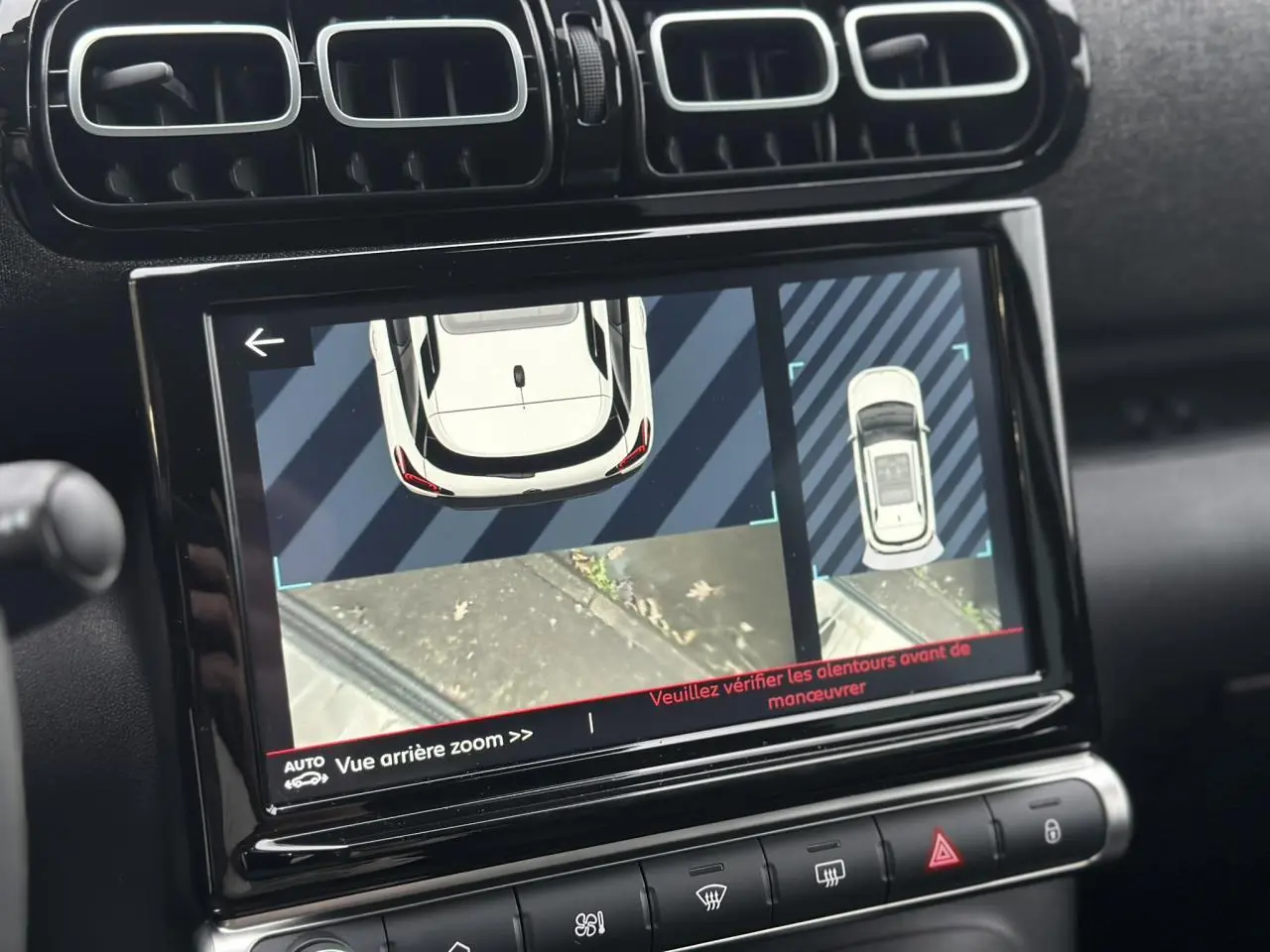 Écran tactile intérieur montrant la caméra de recul du Citroën C3 Aircross 2024 en ambiance Metropolitan Graphite.