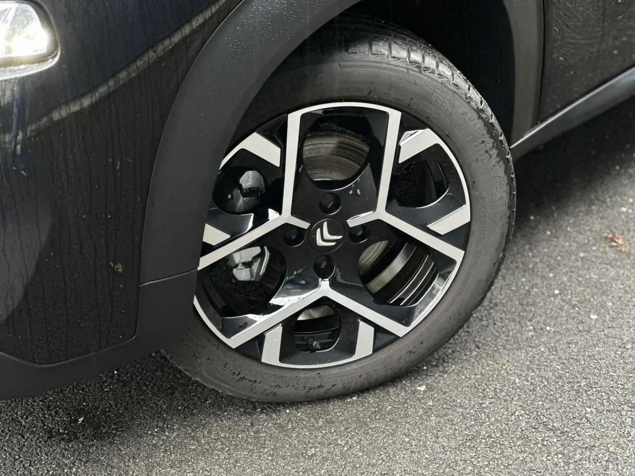 Gros plan sur la jante alliage 17'' Origami diamantée noire et argentée du côté avant gauche d'une Citroën C3 Aircross Noir Perla.