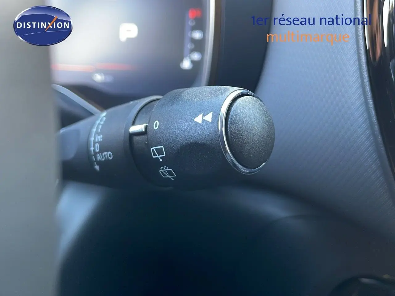 Gros plan sur la commande d'essuie-glace du Citroën C5 Aircross noir Perla Metal, intérieur côté conducteur.