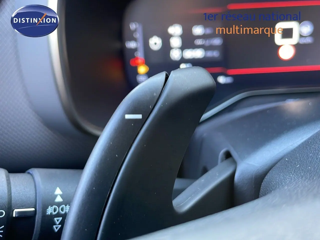 Gros plan sur la palette de changement de vitesse côté droit du volant d’un Citroën C5 Aircross noir perla metal.