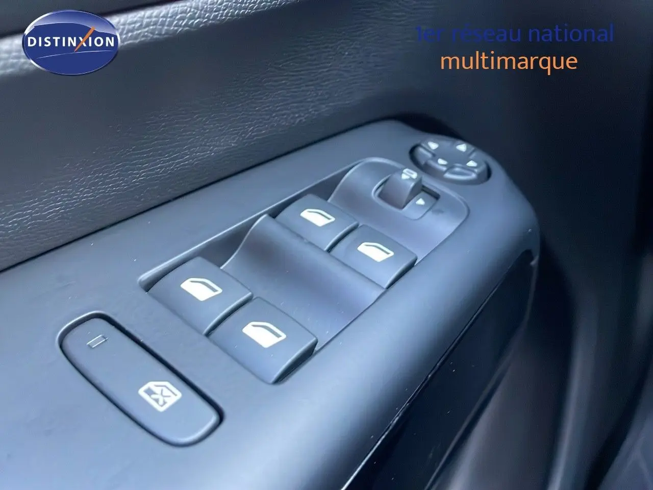 Gros plan sur les commandes de lève-vitres et rétroviseurs côté conducteur du Citroën C5 Aircross noir Perla Metal.