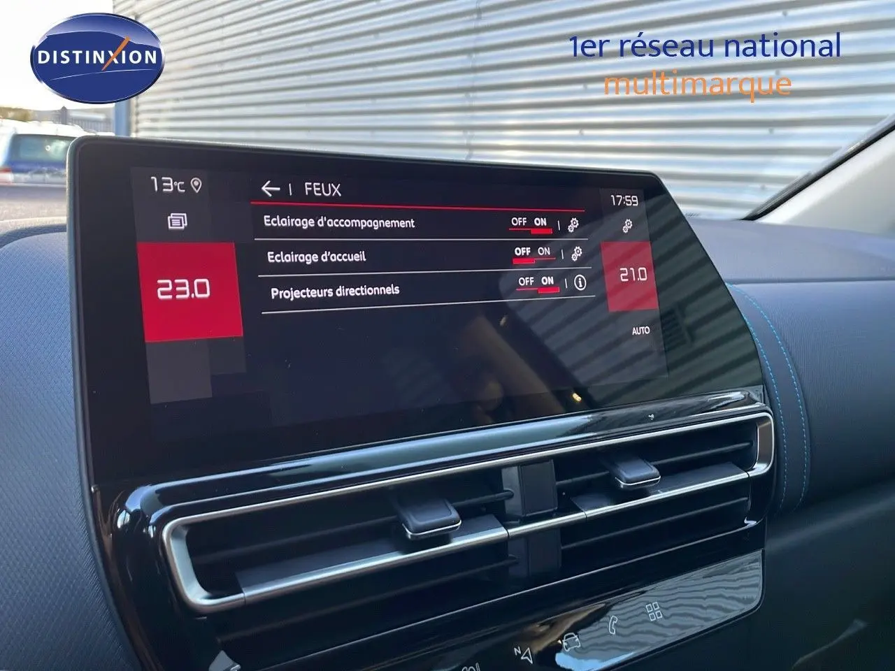 Écran tactile du tableau de bord du Citroën C5 Aircross noir, affichant les réglages d'éclairage intérieur.