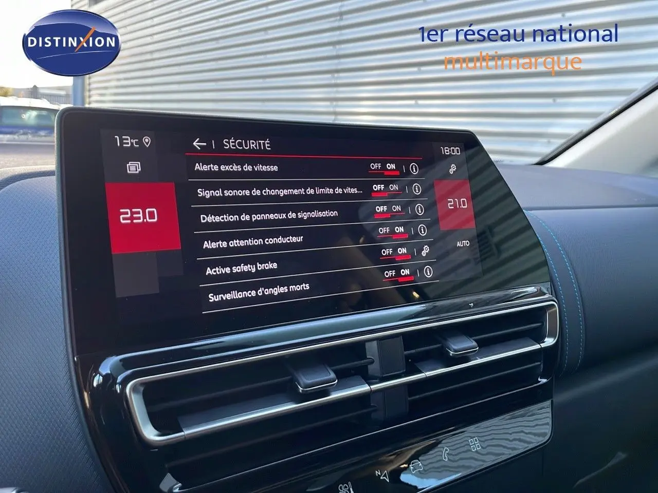 Écran tactile du tableau de bord du Citroën C5 Aircross noir, affichant les réglages de sécurité du véhicule.