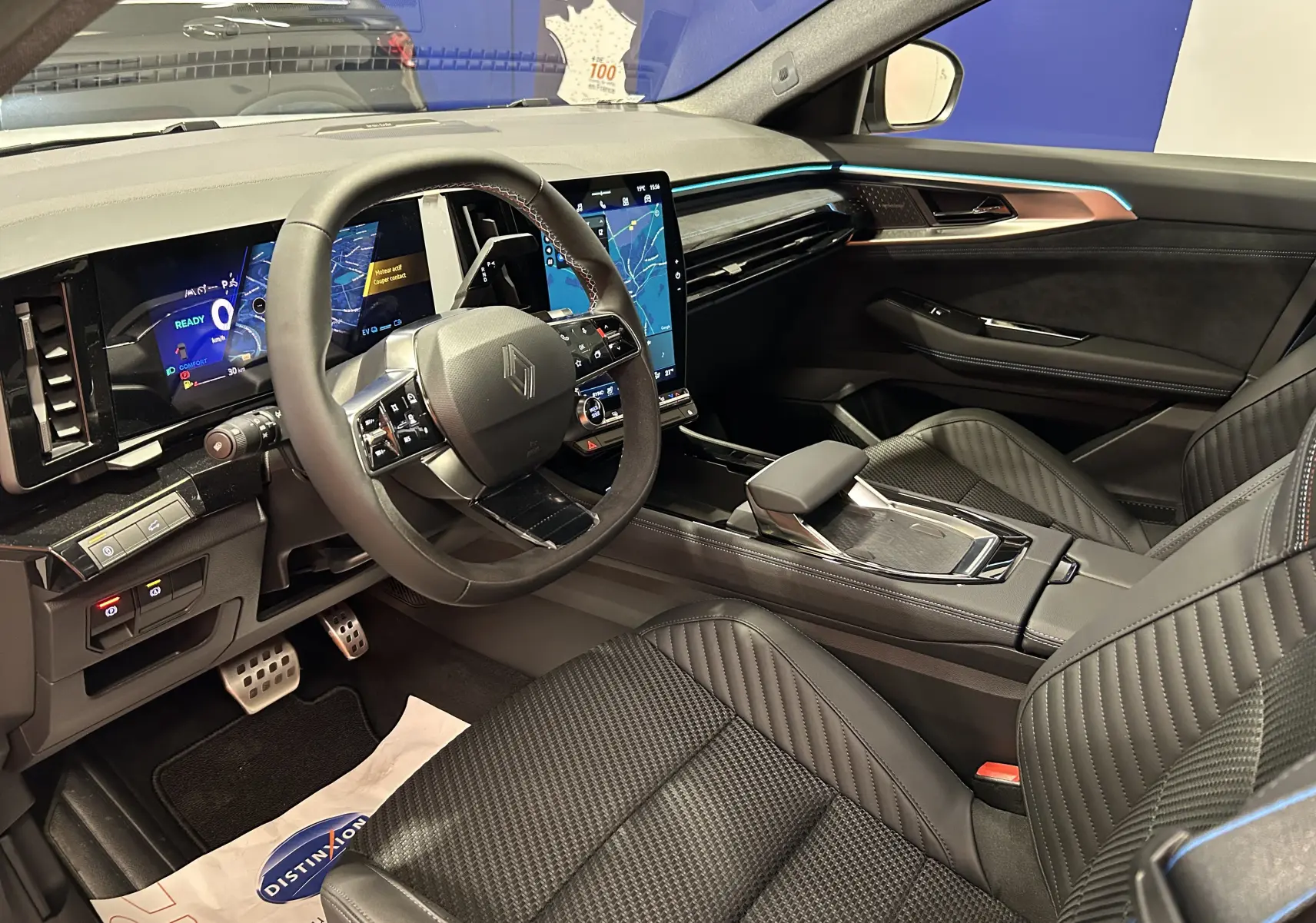 Vue intérieure côté conducteur du Renault Austral Ph.2 avec tableau de bord numérique et sellerie cuir noire.