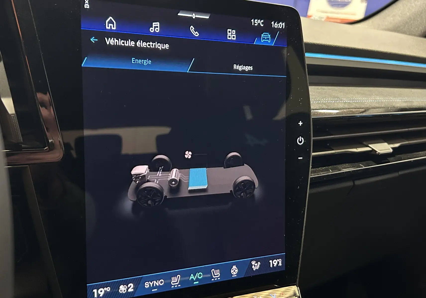 Écran tactile intérieur du Renault Austral Ph.2 blanc nacré, affichant la gestion énergétique hybride.