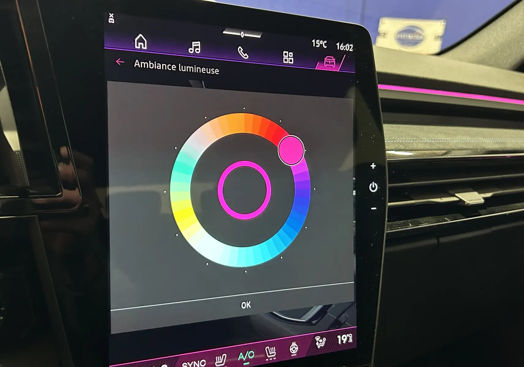 Écran tactile intérieur du Renault Austral Ph.2 blanc nacré, affichant le réglage de l'ambiance lumineuse colorée.