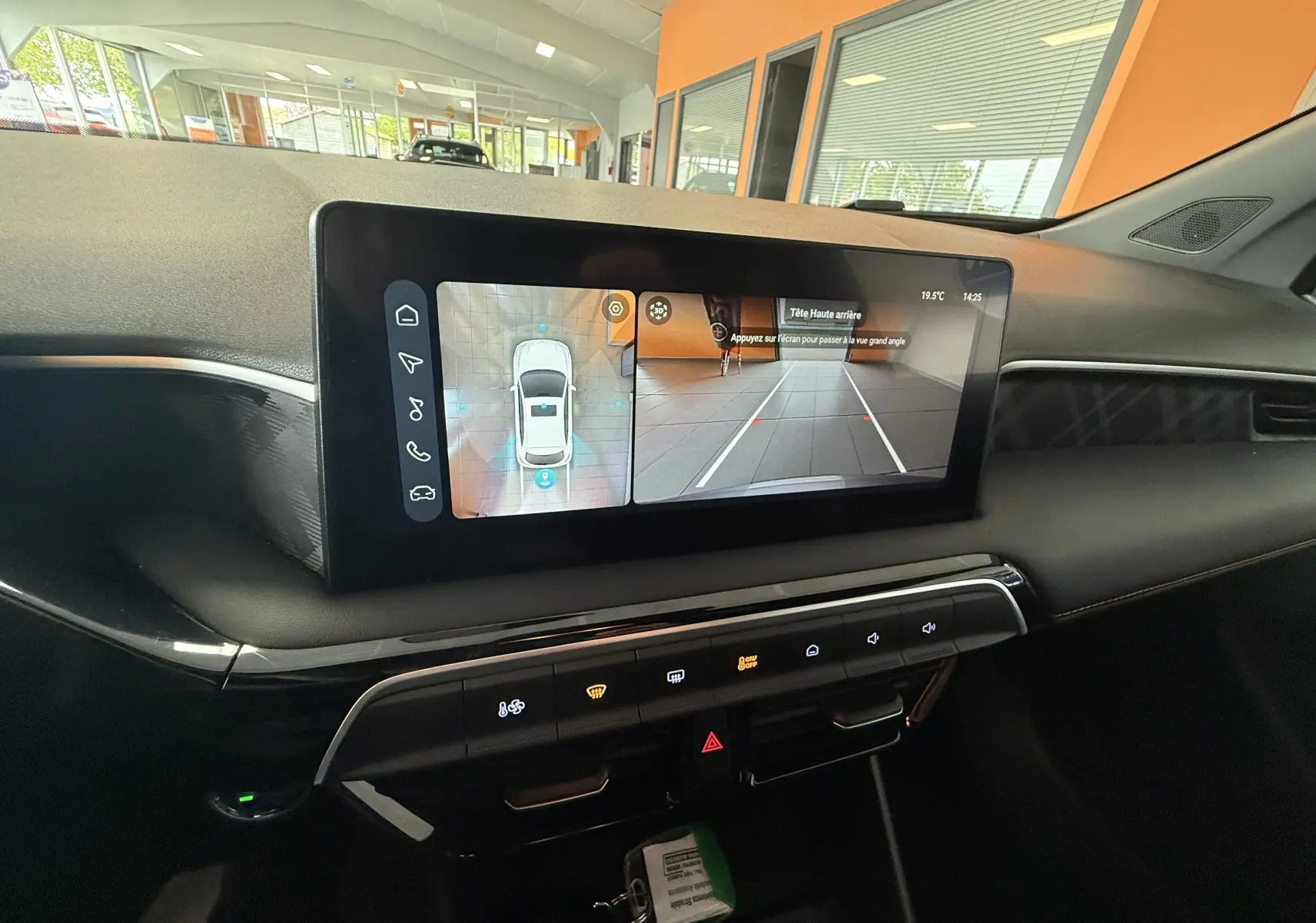 Écran tactile central de 10,25 pouces affichant la caméra 360° dans l’habitacle du MG3 gris Hampstead.