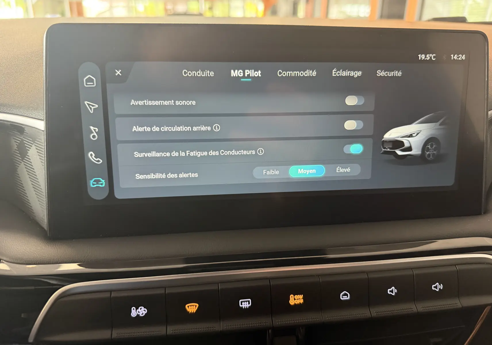 Écran tactile central de 10,25 pouces du MG3 2025 affichant les réglages du système MG Pilot en intérieur noir.