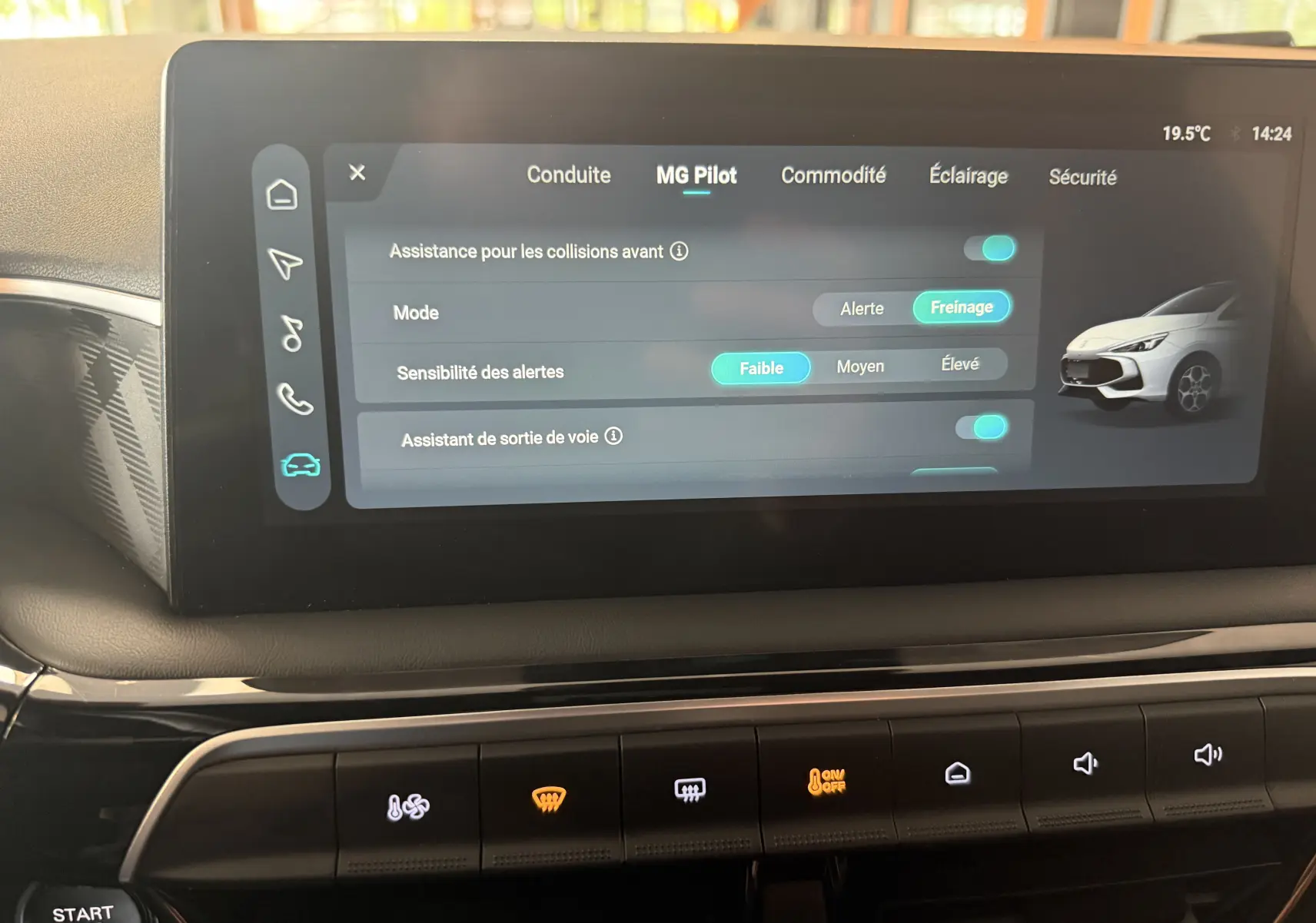 Écran tactile central de 10,25 pouces du MG3 2025 montrant les réglages d’assistance à la conduite, intérieur noir.