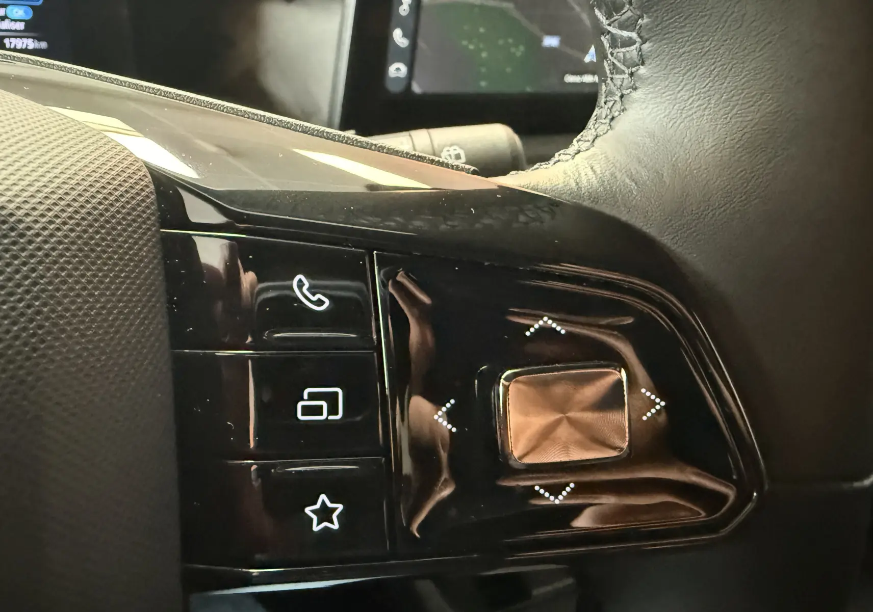 Gros plan sur les commandes multifonctions au volant du MG3 1.5 L Hybrid+ 195 ch Luxury en hampstead grey.